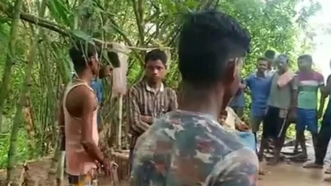 পরকীয়ার টানে এক জেলা থেকে অন্য জেলায়, স্থানীয়দের হাতে বেধড়ক মার খেলেন যুবক পরকীয়ার টানে এক জেলা থেকে অন্য জেলায়, স্থানীয়দের হাতে বেধড়ক মার খেলেন যুবক