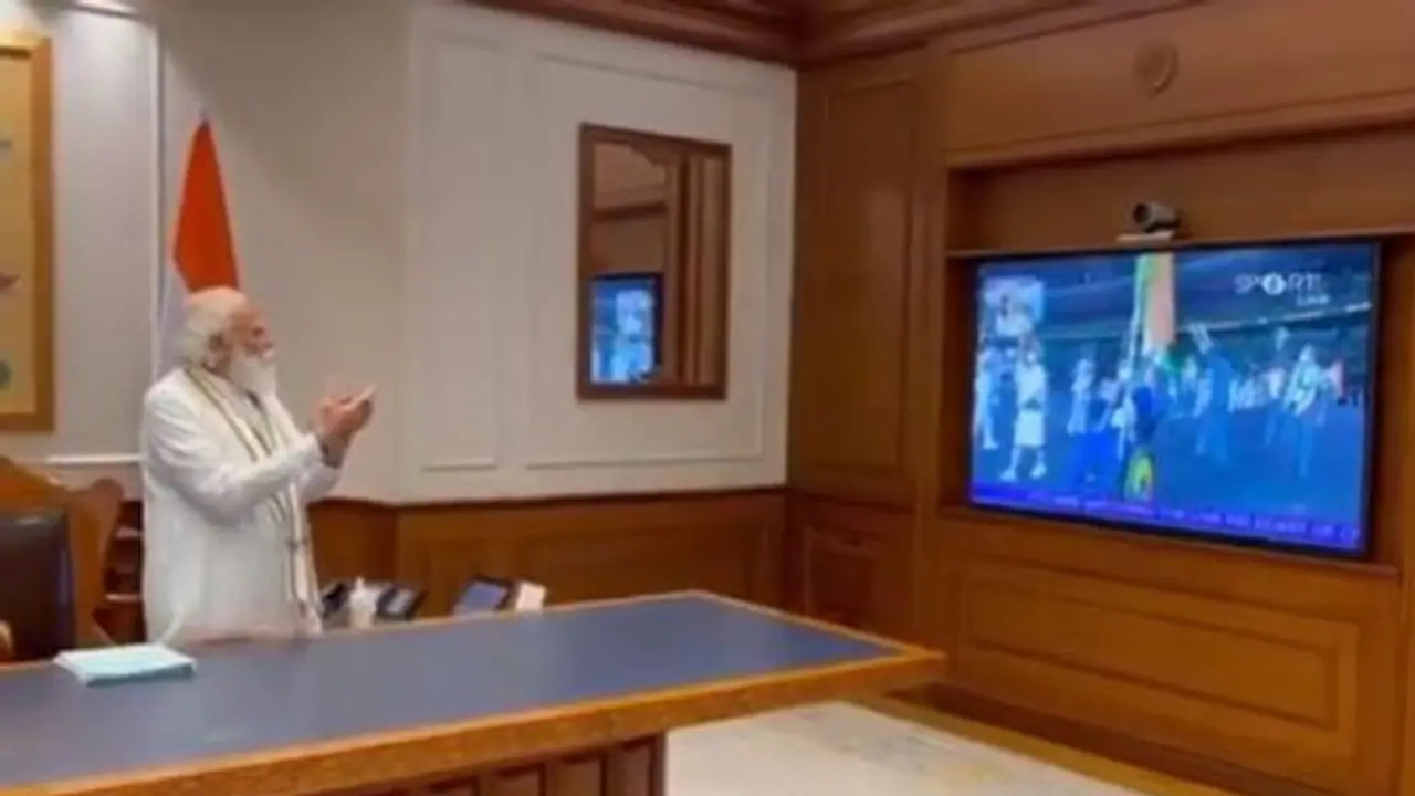 টোকিও অলিম্পিক্সের আনুষ্ঠানিক উদ্বোধন, ভারতীয় দলের মনের জোর বাড়ালেন মোদী টোকিও অলিম্পিক্সের আনুষ্ঠানিক উদ্বোধন, ভারতীয় দলের মনের জোর বাড়ালেন মোদী