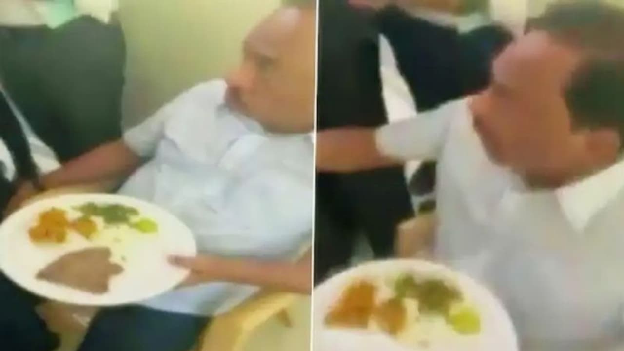 गजब मंत्री जी! हाथ में थाली लिए खड़े थे राणे, कुछ खा पाते उससे पहले पहुंच गई पुलिस..देखिए पूरा वीडियो गजब मंत्री जी! हाथ में थाली लिए खड़े थे राणे, कुछ खा पाते उससे पहले पहुंच गई पुलिस..देखिए पूरा वीडियो