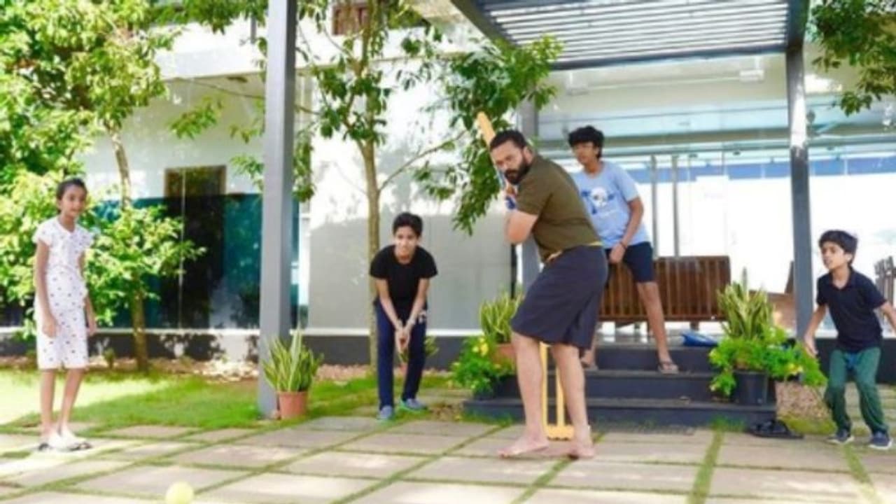 'ലോകകപ്പ് ഫൈനല്', കുട്ടികള്ക്കൊപ്പം ക്രിക്കറ്റ് കളിച്ച് ജയസൂര്യ 'ലോകകപ്പ് ഫൈനല്', കുട്ടികള്ക്കൊപ്പം ക്രിക്കറ്റ് കളിച്ച് ജയസൂര്യ