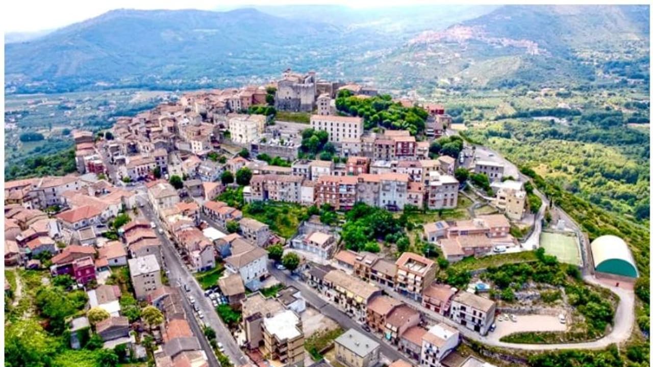 പ്രകൃതിരമണീയമായ ഗ്രാമത്തില് 87 രൂപക്ക് വീടുകള് വില്പ്പനക്ക്; അതും യൂറോപ്യന് രാജ്യത്ത്! പ്രകൃതിരമണീയമായ ഗ്രാമത്തില് 87 രൂപക്ക് വീടുകള് വില്പ്പനക്ക്; അതും യൂറോപ്യന് രാജ്യത്ത്!