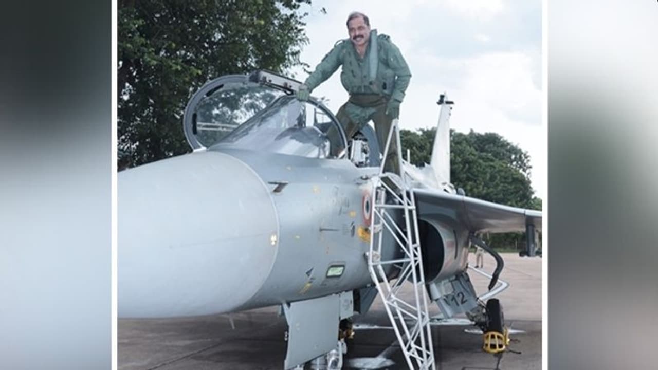 ಬೆಂಗಳೂರಿನ ಆಗಸದಲ್ಲಿ ತೇಜಸ್‌ Mk1 ಯುದ್ಧ ವಿಮಾನ ಹಾರಿಸಿದ IAF ಮುಖ್ಯಸ್ಥ!