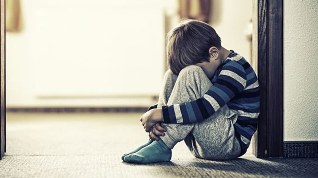 6 साल का बेटा दूसरे की गोद में बैठ ऐसा क्या कर रहा था, जिसे देख भड़के पिता ने कहा बड़ा होता तो हत्या कर देता