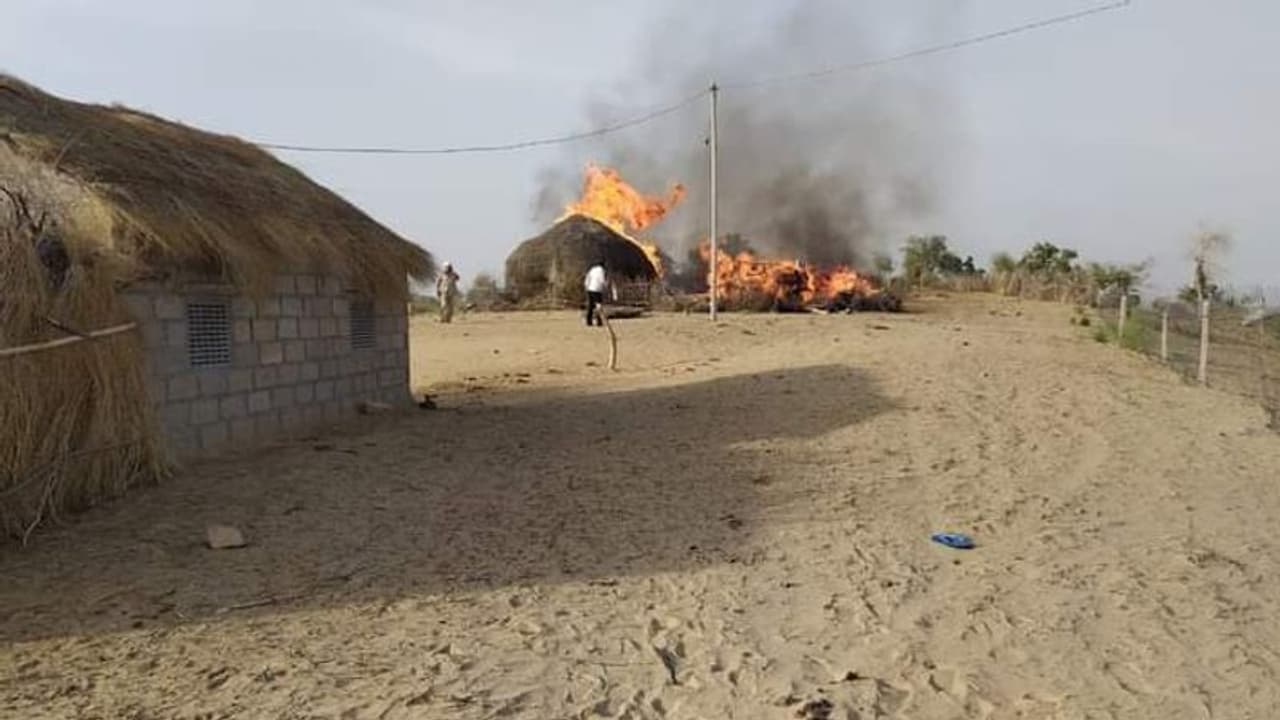 बाड़मेर में बडा हादसा: एयरफोर्स का मिग 21 फाइटर विमान क्रेश, प्लेन गिरने से घरों में लगी आग बाड़मेर में बडा हादसा: एयरफोर्स का मिग 21 फाइटर विमान क्रेश, प्लेन गिरने से घरों में लगी आग