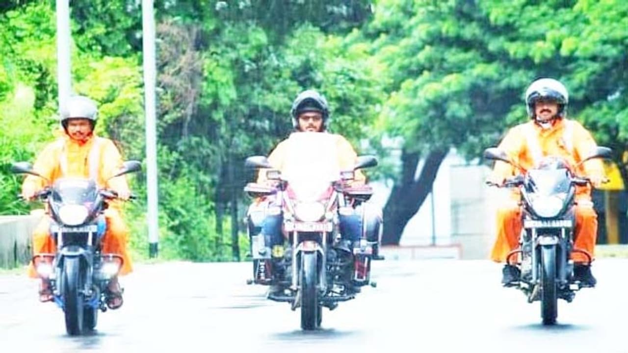 ഷഫീഖിന്റെ ബൈക്കിലുണ്ട് എല്ലാം സജ്ജമായ ഒരു 'ആംബുലൻസ്' ഷഫീഖിന്റെ ബൈക്കിലുണ്ട് എല്ലാം സജ്ജമായ ഒരു 'ആംബുലൻസ്'