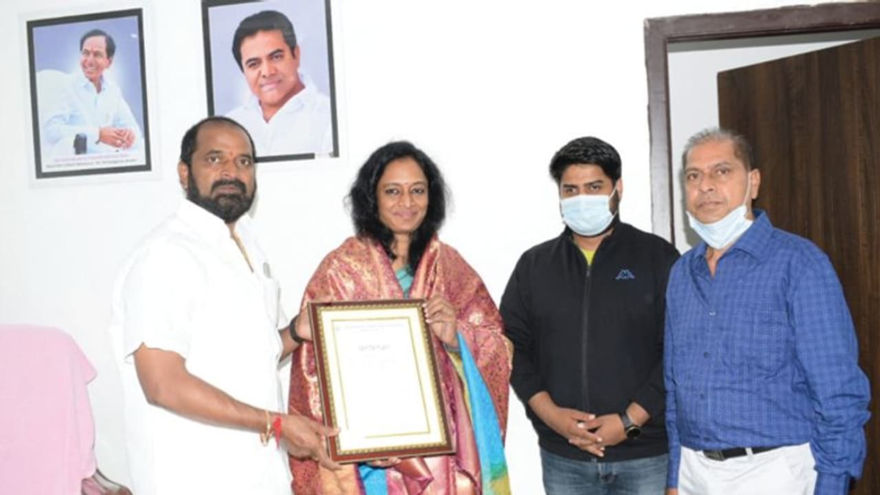 స్విమ్మింగ్ క్రీడాకారిణి గోలి శ్యామలని సత్కరించిన మంత్రి శ్రీనివాస్ గౌడ్ స్విమ్మింగ్ క్రీడాకారిణి గోలి శ్యామలని సత్కరించిన మంత్రి శ్రీనివాస్ గౌడ్