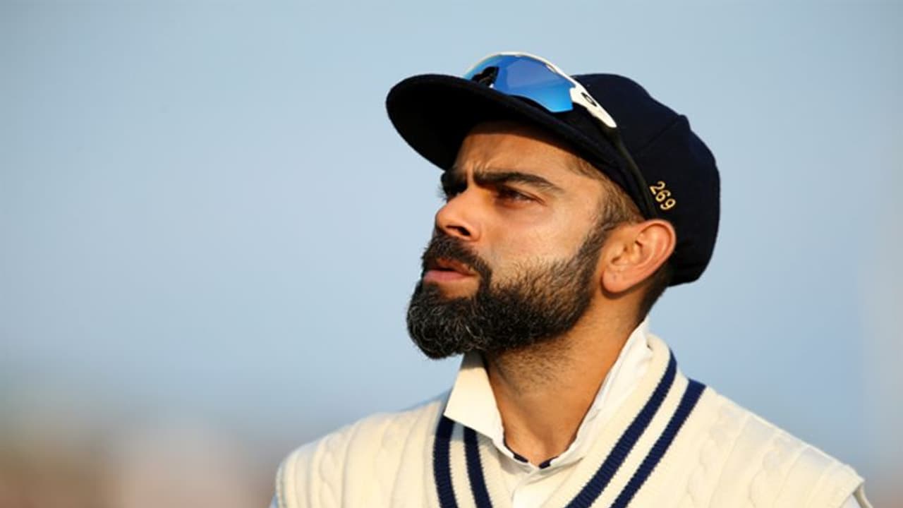 इंग्लिश फैंस की बदतमीजी: Virat Kohli को चिढ़ाया, Siraj पर फेंकी बॉल, वीडियो वायरल इंग्लिश फैंस की बदतमीजी: Virat Kohli को चिढ़ाया, Siraj पर फेंकी बॉल, वीडियो वायरल