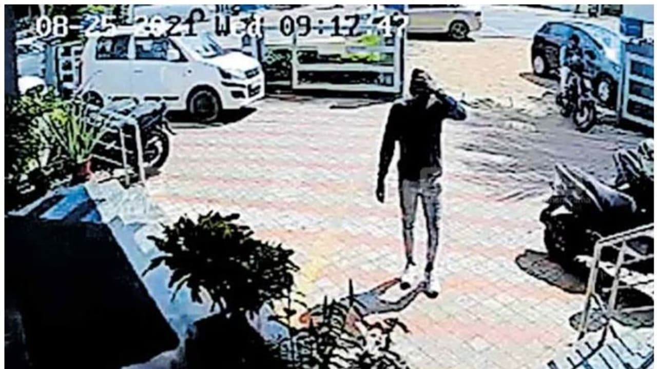 താക്കോല് വെച്ച് ഉടമസ്ഥന് പോയി, സ്കൂട്ടര് മോഷ്ടാക്കള് കടത്തി; ദൃശ്യങ്ങള് സിസിടിവിയില് താക്കോല് വെച്ച് ഉടമസ്ഥന് പോയി, സ്കൂട്ടര് മോഷ്ടാക്കള് കടത്തി; ദൃശ്യങ്ങള് സിസിടിവിയില്