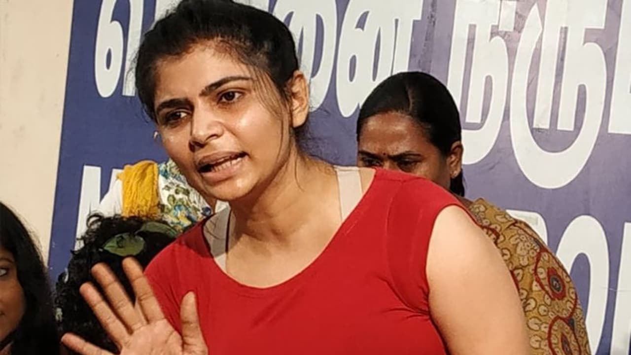 మగాళ్లు తమ పు*** ఫోటోలు పంపారు రిపోర్ట్ చేసినందుకు.. అంటూ సింగర్ చిన్మయి సెన్సేషనల్ ట్వీట్!