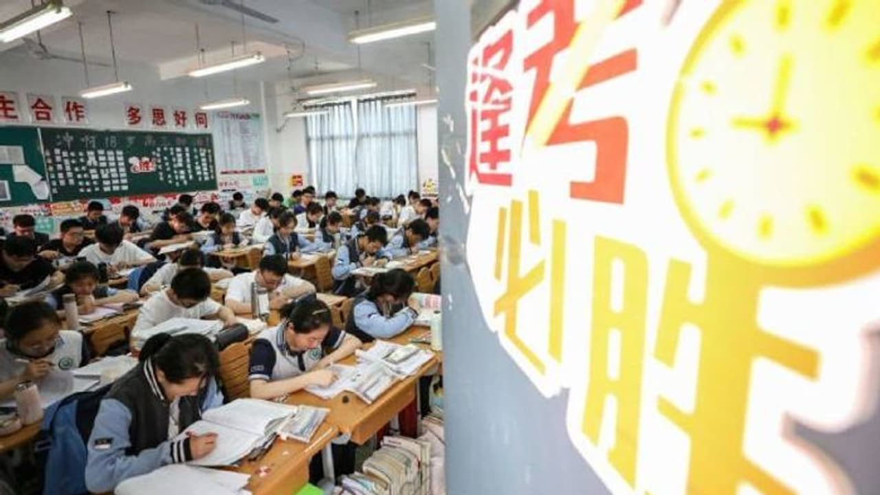 ചൈനയിലെ സ്കൂളുകളിലും കോളേജുകളിലും ഇനി പ്രസിഡണ്ടിന്റെ പ്രത്യയശാസ്ത്രവും, പാഠ്യപദ്ധതിയിൽ 'സി ജിന്പിങ് തോട്ട്' ചൈനയിലെ സ്കൂളുകളിലും കോളേജുകളിലും ഇനി പ്രസിഡണ്ടിന്റെ പ്രത്യയശാസ്ത്രവും, പാഠ്യപദ്ധതിയിൽ 'സി ജിന്പിങ് തോട്ട്'