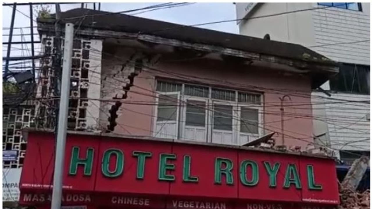 എറണാകുളത്ത് ബഹുനില കെട്ടിടം ചെരിഞ്ഞു, ആളുകളെ ഒഴിപ്പിച്ചു എറണാകുളത്ത് ബഹുനില കെട്ടിടം ചെരിഞ്ഞു, ആളുകളെ ഒഴിപ്പിച്ചു