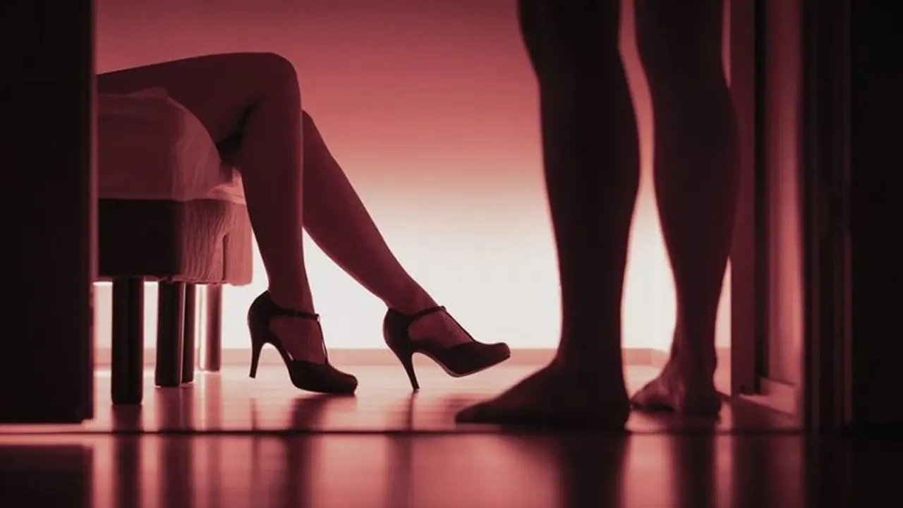 21കാരനായ വ്യവസായിയെ ഹണിട്രാപ്പിൽ കുടുക്കി 80 ലക്ഷം തട്ടി; ‌‌യൂട്യൂബർ ദമ്പതിമാർക്കെതിരെ കേസ്