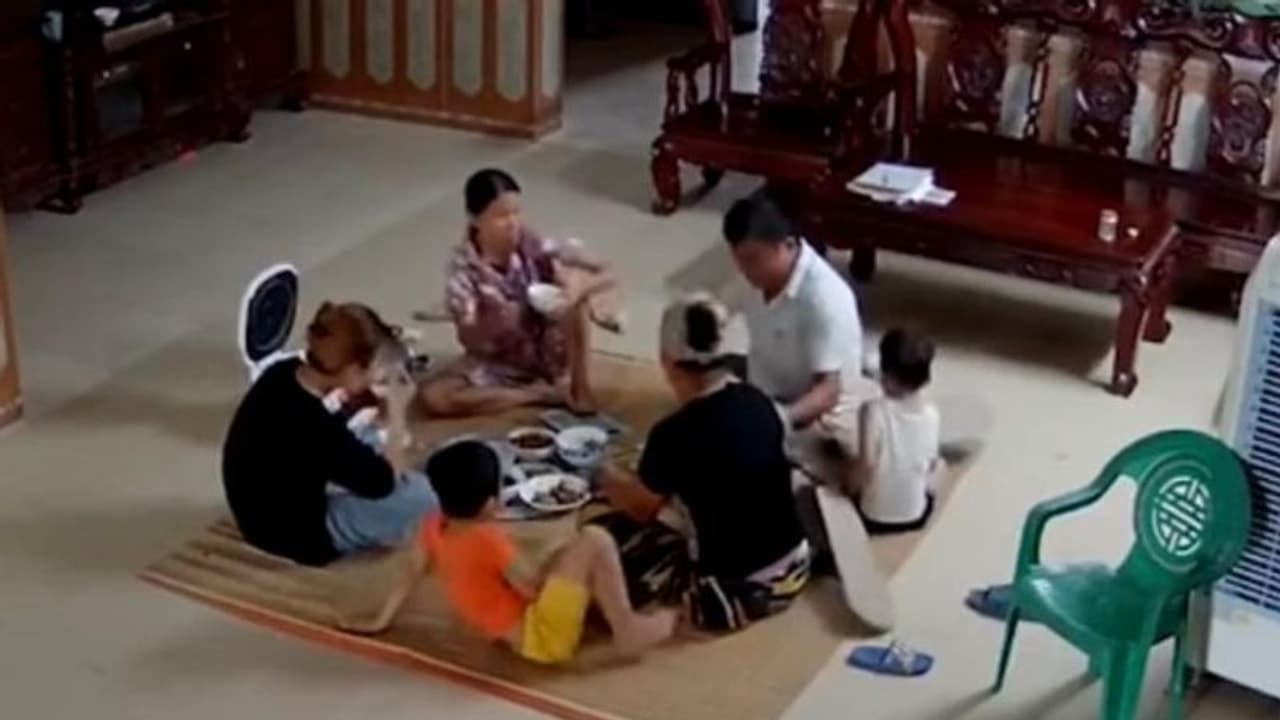 കുടുംബം അത്താഴം കഴിക്കുന്നതിനിടെ സീലിംഗ് ഫാന്‍ പൊട്ടിവീണു; വൈറലായി വീഡിയോ