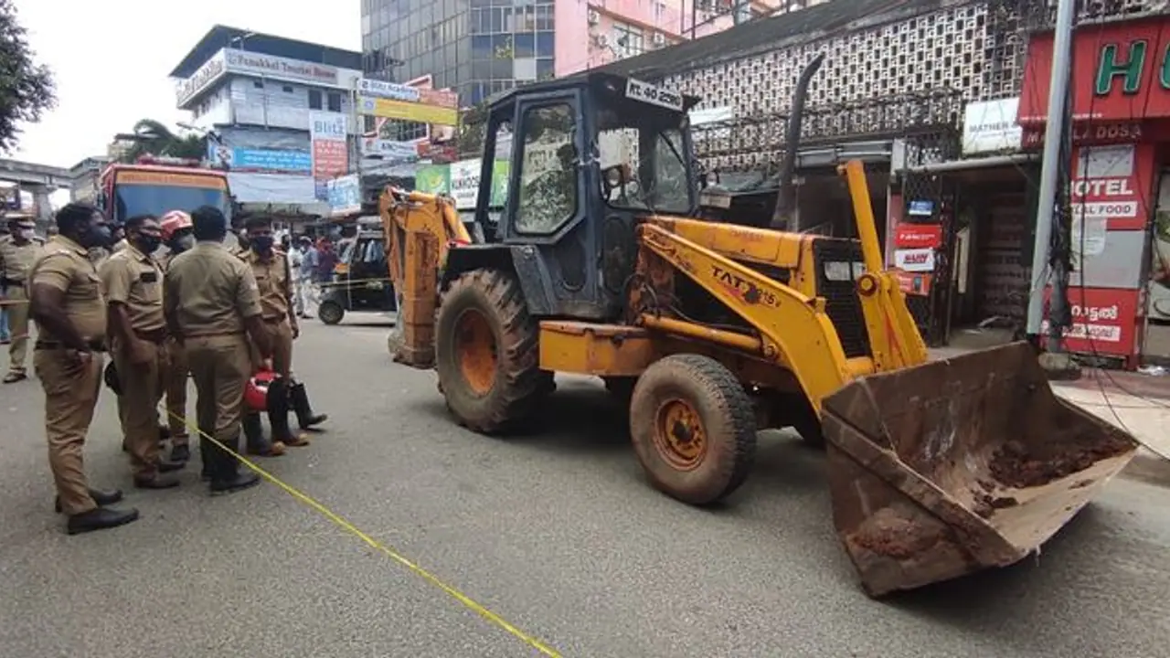 বড়বাজারে ভেঙে পড়ল বহু পুরোনো বাড়ি, আতঙ্কে বাইরে সবাই, জখম বৃদ্ধা বড়বাজারে ভেঙে পড়ল বহু পুরোনো বাড়ি, আতঙ্কে বাইরে সবাই, জখম বৃদ্ধা