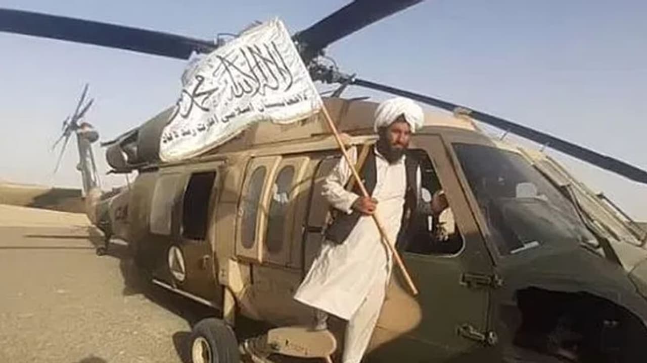 Shocking: US के जिन हेलिकॉप्टर्स से कांपता है दुश्मन, वह अब तालिबान के कब्जे में..उसमें वे मस्ती कर रहे हैं Shocking: US के जिन हेलिकॉप्टर्स से कांपता है दुश्मन, वह अब तालिबान के कब्जे में..उसमें वे मस्ती कर रहे हैं