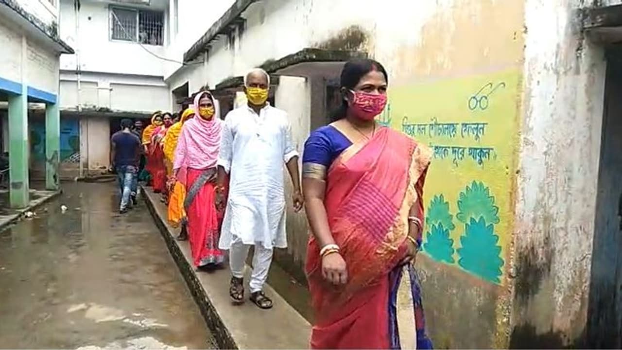 দলীয় সদস্যদের দ্বারা ক্ষমতাচ্যুত, 'ষড়যন্ত্র' এর অভিযোগ রতুয়ার তৃণমূল পঞ্চায়েত প্রধানের দলীয় সদস্যদের দ্বারা ক্ষমতাচ্যুত, 'ষড়যন্ত্র' এর অভিযোগ রতুয়ার তৃণমূল পঞ্চায়েত প্রধানের