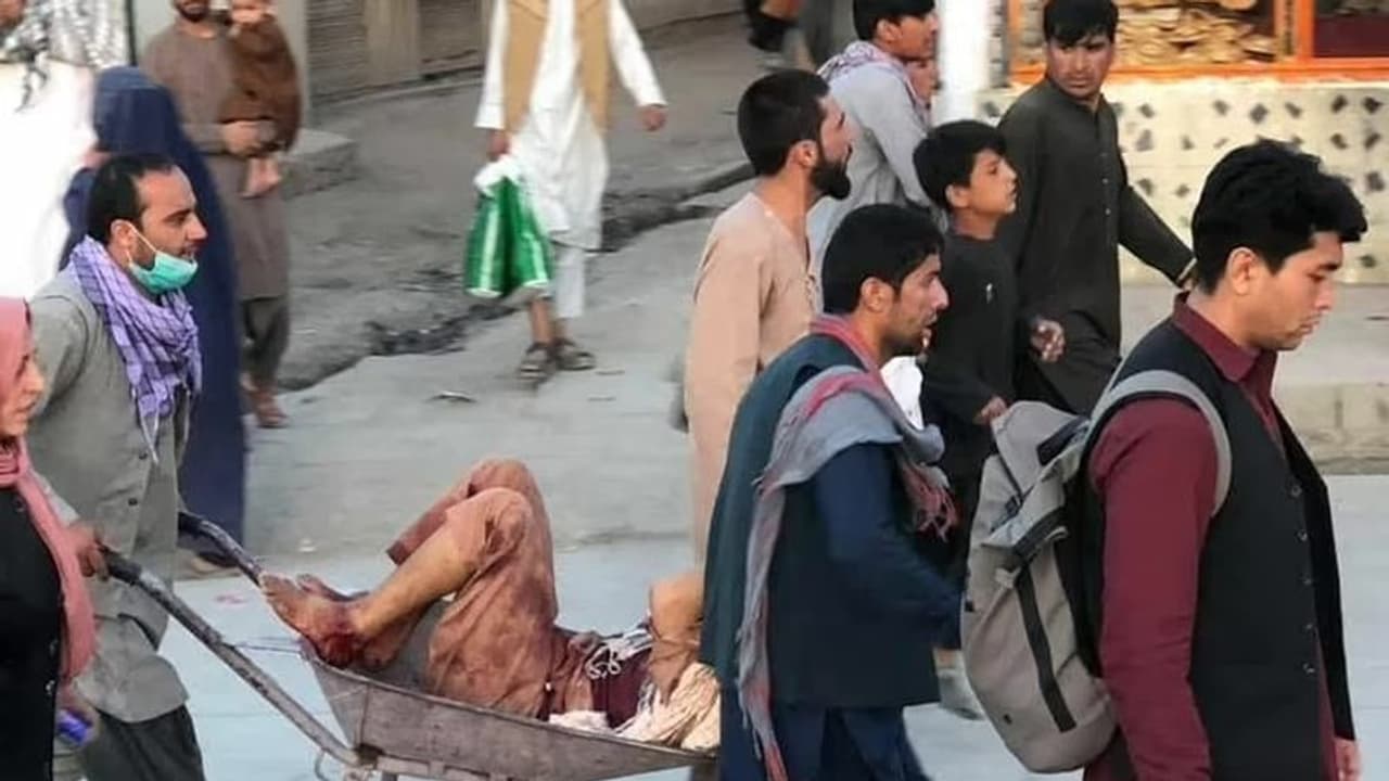 2 आत्मघाती हमलों से थर्राया काबुल एयरपोर्टः अमेरिकी मीडिया के मुताबिक 80 से ज्यादा मौत, 200 घायल 2 आत्मघाती हमलों से थर्राया काबुल एयरपोर्टः अमेरिकी मीडिया के मुताबिक 80 से ज्यादा मौत, 200 घायल