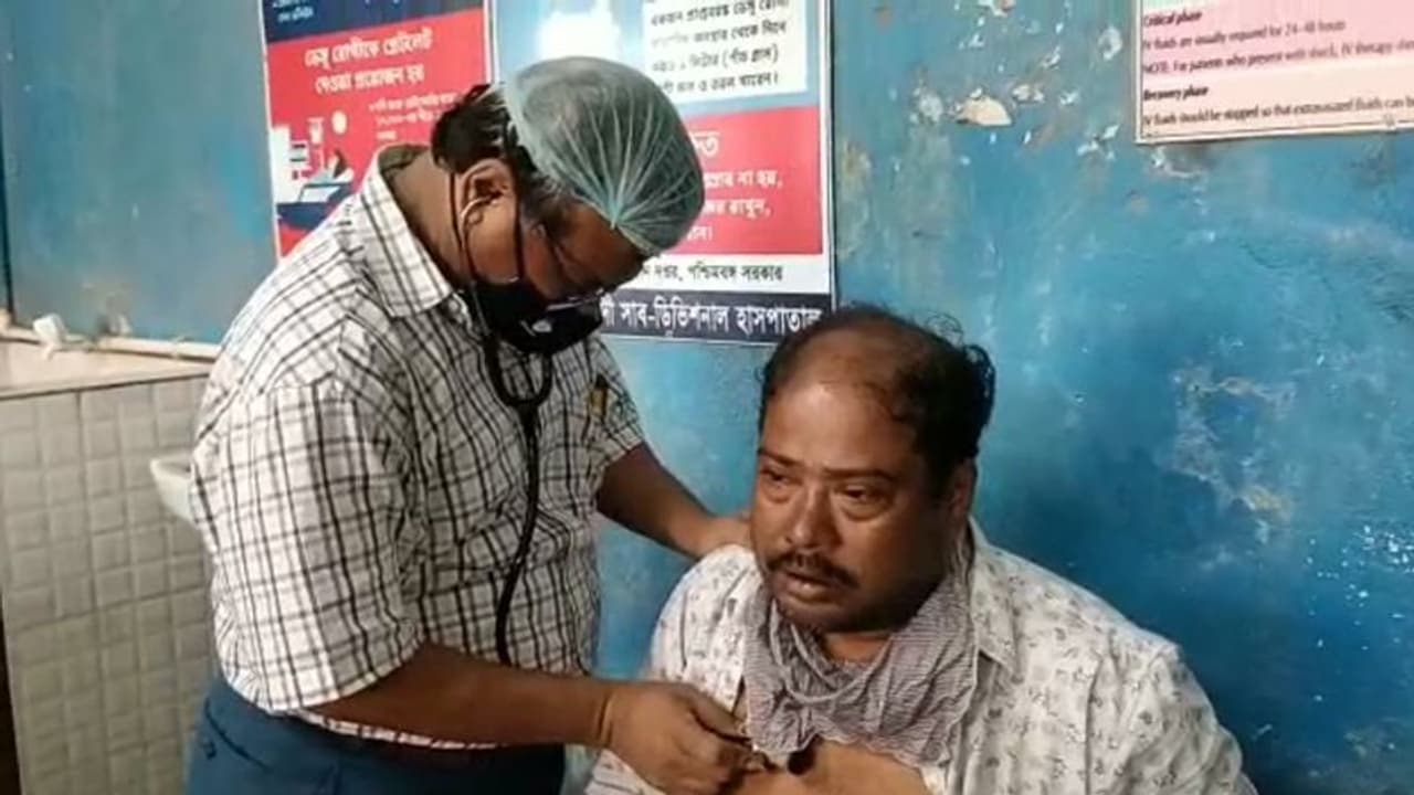 মুর্শিদাবাদে পঞ্চায়েত প্রধানকে কার্যালয়ের ভিতরেই বেধড়ক মার, হাতজোড় করেও মেলেনি রেহাই মুর্শিদাবাদে পঞ্চায়েত প্রধানকে কার্যালয়ের ভিতরেই বেধড়ক মার, হাতজোড় করেও মেলেনি রেহাই