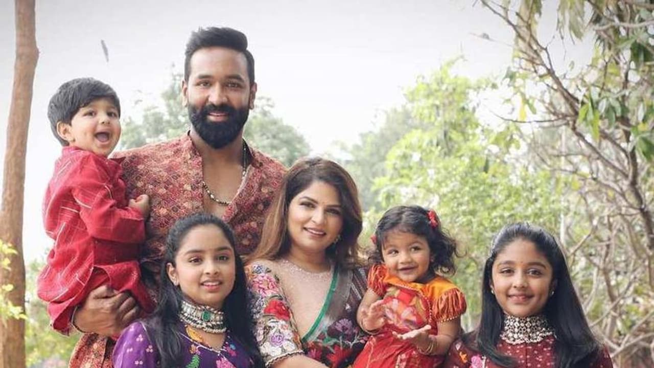 మంచు విష్ణుకి కన్నీరు తెప్పించిన కూతుళ్లు.. భలే సర్ప్రైజ్, ఏం చేశారంటే.. మంచు విష్ణుకి కన్నీరు తెప్పించిన కూతుళ్లు.. భలే సర్ప్రైజ్, ఏం చేశారంటే..