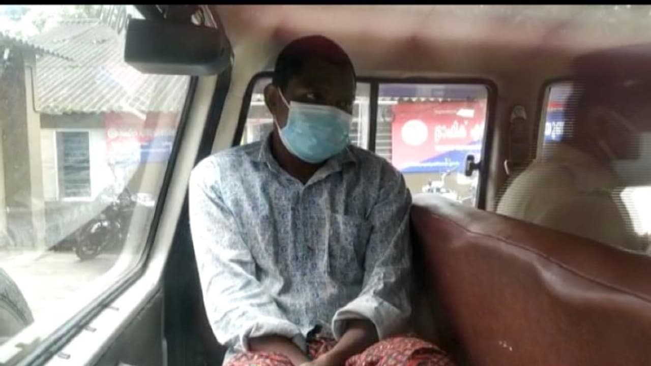 അരുവിക്കരയില് ഭർത്താവ് ഭാര്യയെ വെട്ടി കൊലപ്പെടുത്തിയ ശേഷം പൊലീസിന് മുന്നില് കീഴടങ്ങി അരുവിക്കരയില് ഭർത്താവ് ഭാര്യയെ വെട്ടി കൊലപ്പെടുത്തിയ ശേഷം പൊലീസിന് മുന്നില് കീഴടങ്ങി