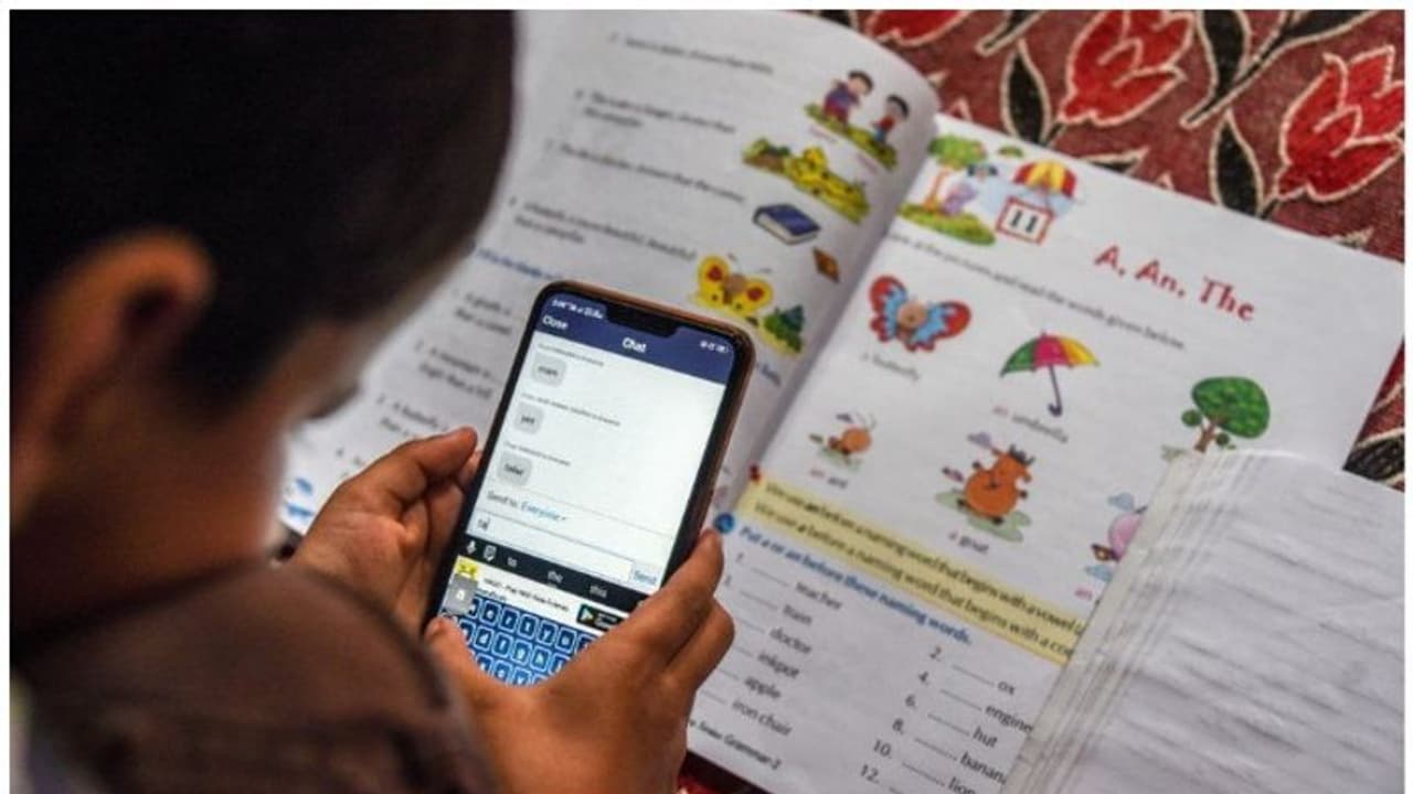 ഡിജിറ്റൽ പഠനം: ഉറപ്പുകൾ പാഴായി, പഠന സൌകര്യങ്ങളില്ലാതെ ആയിരക്കണക്കിന് കുട്ടികൾ; റെയ്ഞ്ചും പ്രശ്നം ഡിജിറ്റൽ പഠനം: ഉറപ്പുകൾ പാഴായി, പഠന സൌകര്യങ്ങളില്ലാതെ ആയിരക്കണക്കിന് കുട്ടികൾ; റെയ്ഞ്ചും പ്രശ്നം