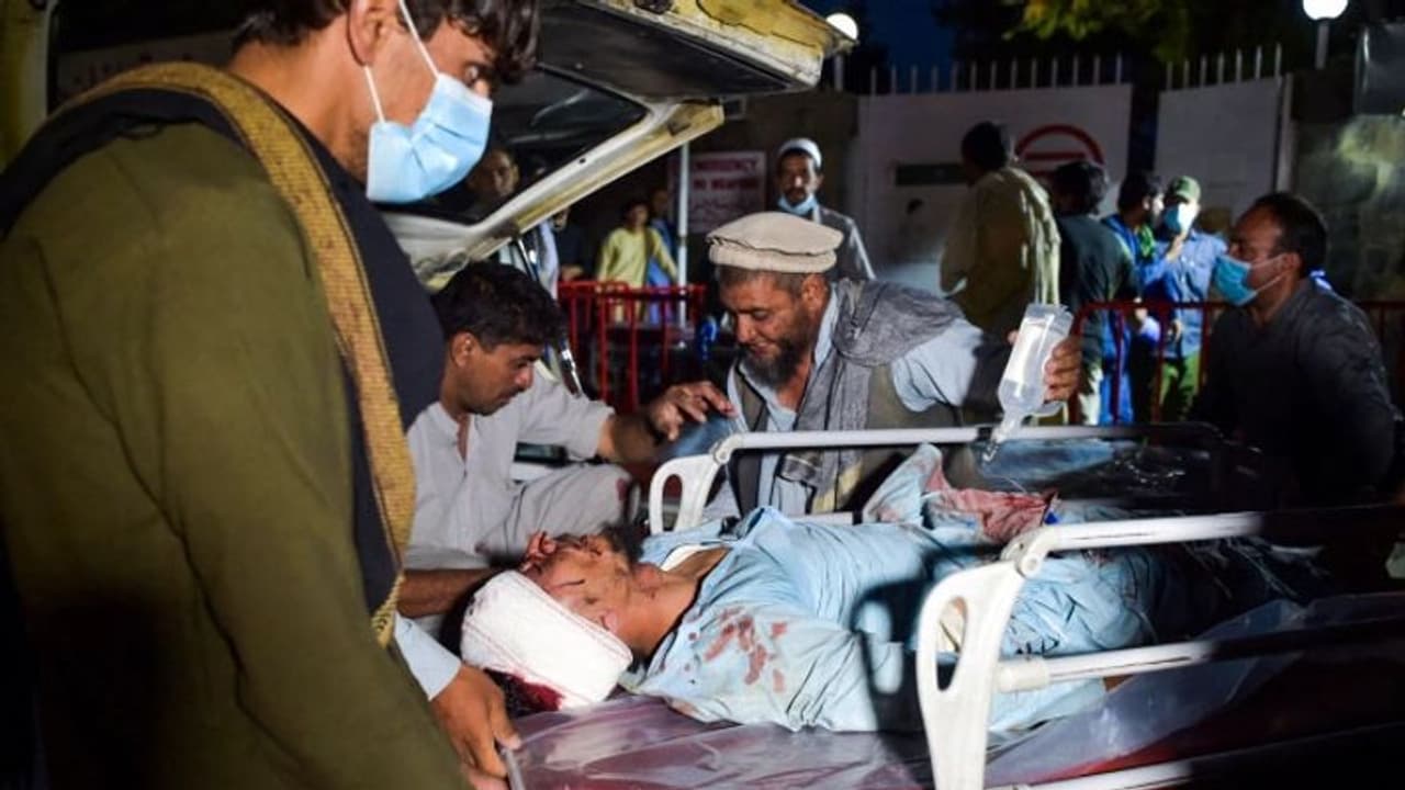 காபூல் விமானத்தில் அடுத்தடுத்து குண்டு வெடிப்பு.. 60 பேர் உடல்சிதறி பலி.. தேடி வந்து வேட்டையாடுவோம்.. ஜோ பைடன் காபூல் விமானத்தில் அடுத்தடுத்து குண்டு வெடிப்பு.. 60 பேர் உடல்சிதறி பலி.. தேடி வந்து வேட்டையாடுவோம்.. ஜோ பைடன்