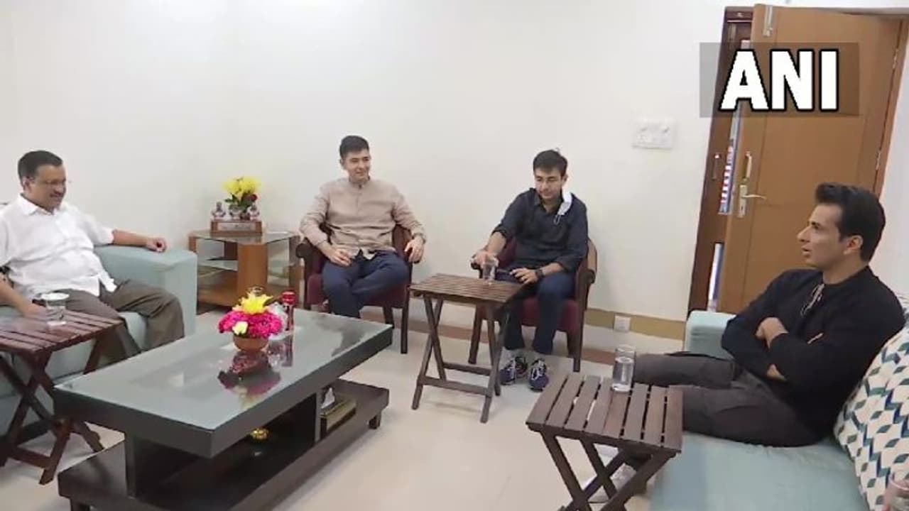 তবে কি পাকাপাকিভাবে রাজনীতিতে আসছেন সোনু সুদ, জল্পনা উস্কে দিল কেজরিওয়ালের সঙ্গে বৈঠক তবে কি পাকাপাকিভাবে রাজনীতিতে আসছেন সোনু সুদ, জল্পনা উস্কে দিল কেজরিওয়ালের সঙ্গে বৈঠক