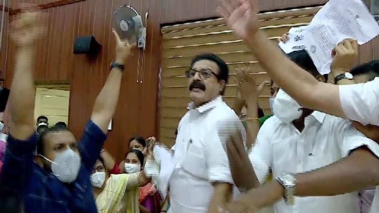 മാസ്റ്റർ പ്ലാനിനെ ചൊല്ലി തർക്കം: തൃശ്ശൂർ കോർപ്പറേഷനിൽ കൈയ്യാങ്കളിയും കൂട്ടത്തല്ലും മാസ്റ്റർ പ്ലാനിനെ ചൊല്ലി തർക്കം: തൃശ്ശൂർ കോർപ്പറേഷനിൽ കൈയ്യാങ്കളിയും കൂട്ടത്തല്ലും