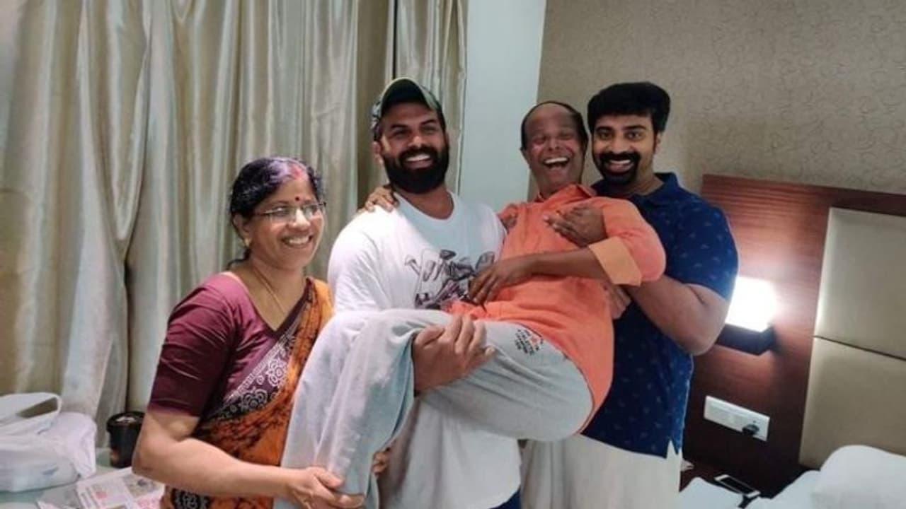 'ഒലിവര് ട്വിസ്റ്റി'നെ കയ്യിലേന്തി സണ്ണി വെയ്ന്; മലയാളത്തിന്റെ മുത്തെന്ന് ആരാധകര് 'ഒലിവര് ട്വിസ്റ്റി'നെ കയ്യിലേന്തി സണ്ണി വെയ്ന്; മലയാളത്തിന്റെ മുത്തെന്ന് ആരാധകര്