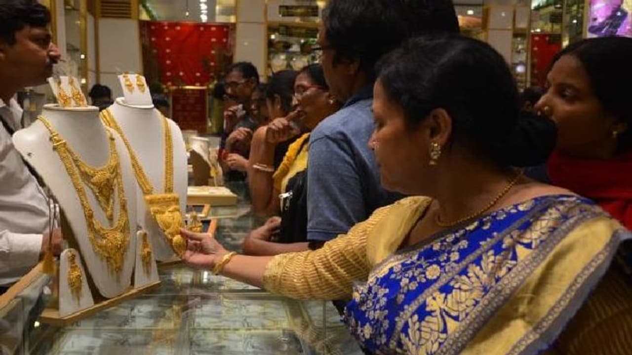 Gold Price Today: தங்கம் விலையில் ஏற்பட்ட திடீர் மாற்றம்? நகை வாங்க நினைப்பவர்கள் அலர்ட் ஆகிடுங்க!! Gold Price Today: தங்கம் விலையில் ஏற்பட்ட திடீர் மாற்றம்? நகை வாங்க நினைப்பவர்கள் அலர்ட் ஆகிடுங்க!!