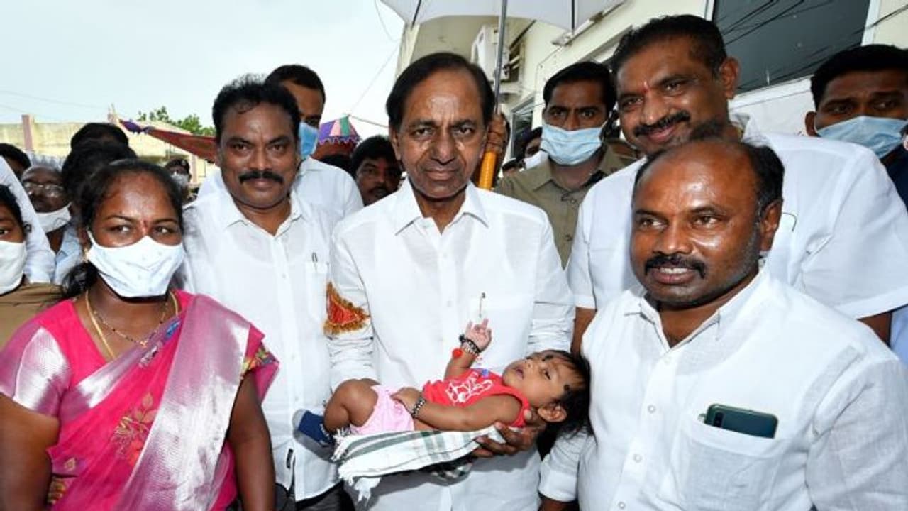 ఎంపీపి కొడుకు పేరు కేటీఆర్... స్వయంగా నామకరణం చేసిన సీఎం కేసీఆర్ (వీడియో) ఎంపీపి కొడుకు పేరు కేటీఆర్... స్వయంగా నామకరణం చేసిన సీఎం కేసీఆర్ (వీడియో)