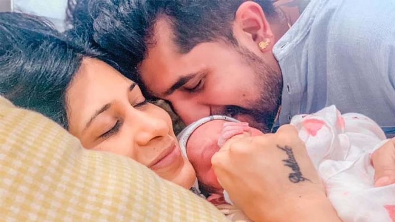 40 साल की उम्र में बेटे की मां बनीं TV एक्ट्रेस, लाडले को सीने से लगाते ही खिल उठा मम्मी का चेहरा 40 साल की उम्र में बेटे की मां बनीं TV एक्ट्रेस, लाडले को सीने से लगाते ही खिल उठा मम्मी का चेहरा