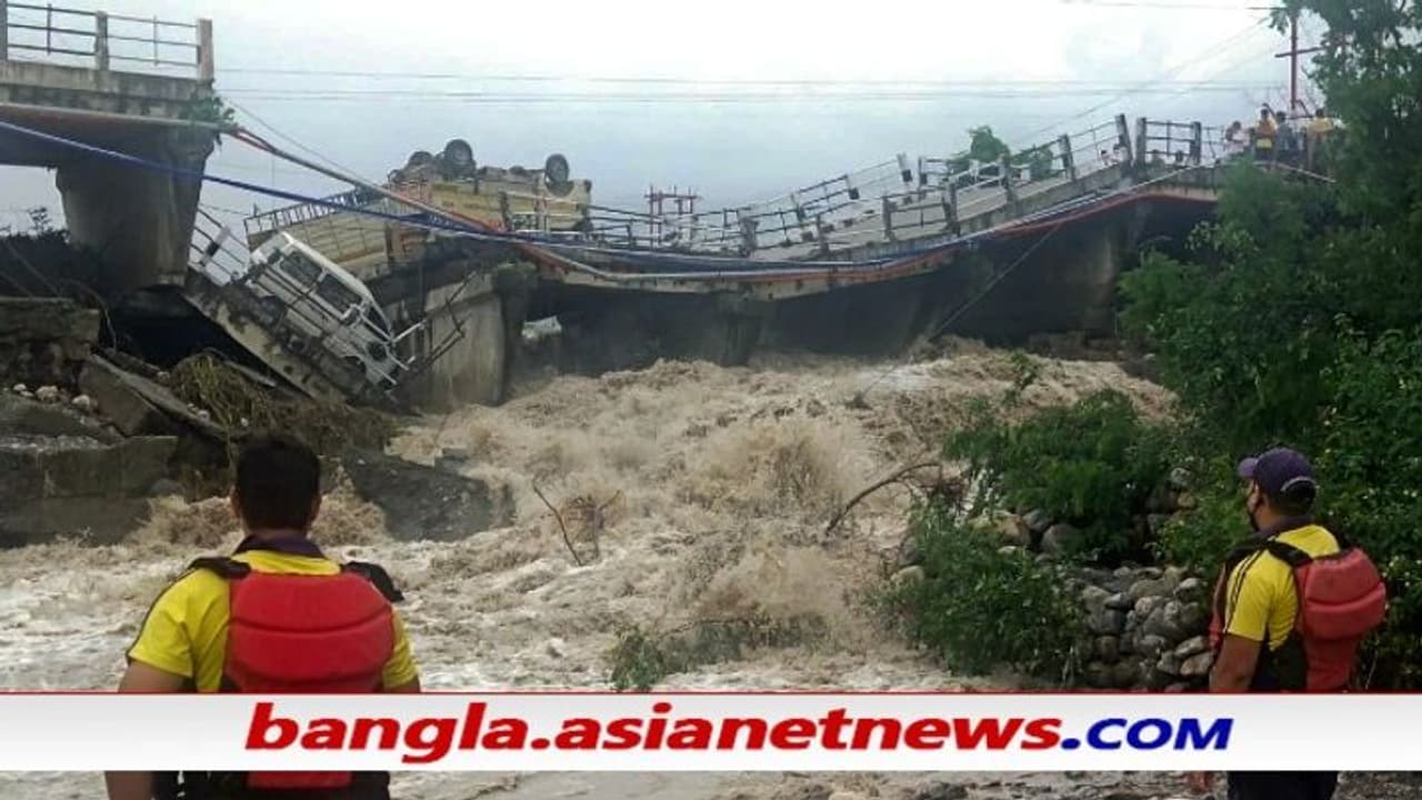 নদীতে তলিয়ে গেল আরও একটি সেতু অবিরাম বৃষ্টিতে বিরাট ক্ষতির মুখে উত্তরাখণ্ড, দেখুন ভিডিও নদীতে তলিয়ে গেল আরও একটি সেতু অবিরাম বৃষ্টিতে বিরাট ক্ষতির মুখে উত্তরাখণ্ড, দেখুন ভিডিও
