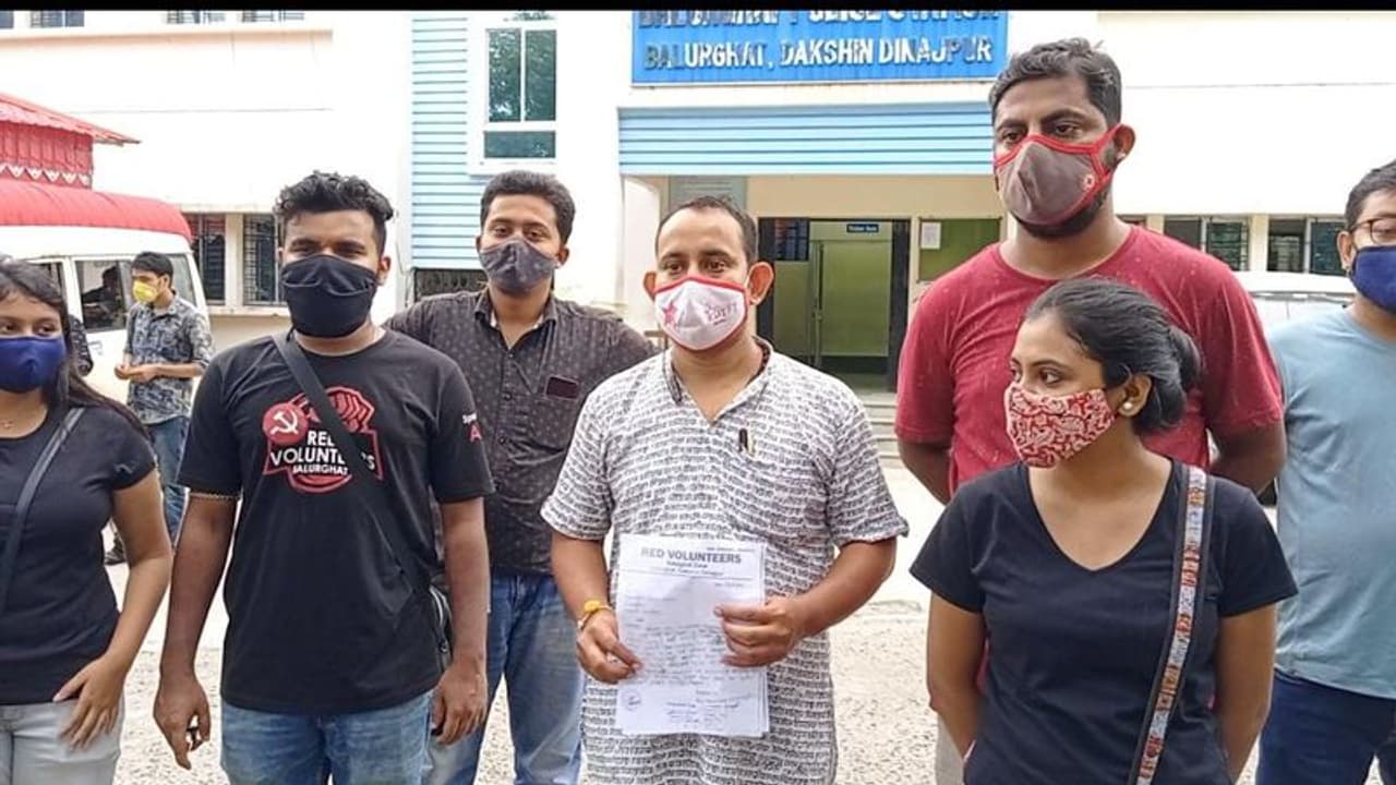 দত্তক নেওয়া সারমেয়র মৃত্যুতে শশাঙ্ককে মারধর, দময়ন্তীর বিরুদ্ধে বালুরঘাটে অভিযোগ রেড ভলান্টিয়ার্সদের