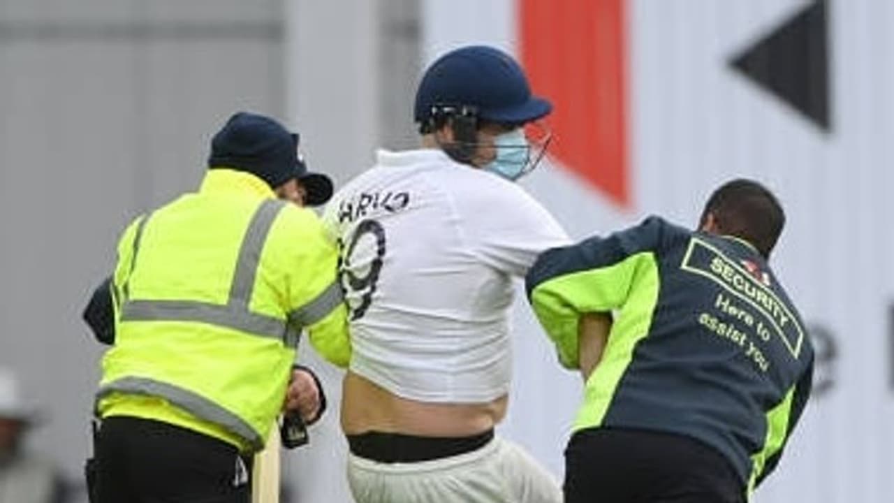 Ind vs Eng ರೋಹಿತ್ ವಿಕೆಟ್ ಪತನದ ಬಳಿಕ ಟೀಂ ಇಂಡಿಯಾ ಜೆರ್ಸಿ ತೊಟ್ಟು ಮೈದಾನಕ್ಕಿಳಿದ ಜಾರ್ವೊ..! Ind vs Eng ರೋಹಿತ್ ವಿಕೆಟ್ ಪತನದ ಬಳಿಕ ಟೀಂ ಇಂಡಿಯಾ ಜೆರ್ಸಿ ತೊಟ್ಟು ಮೈದಾನಕ್ಕಿಳಿದ ಜಾರ್ವೊ..!