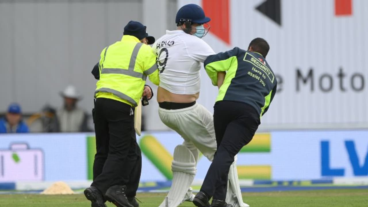 Pataudi Trophy 2021, 3rd Test: Pitch invader Jarvo walks out to bat following Rohit's dismissal (Watch video) Pataudi Trophy 2021, 3rd Test: Pitch invader Jarvo walks out to bat following Rohit's dismissal (Watch video)