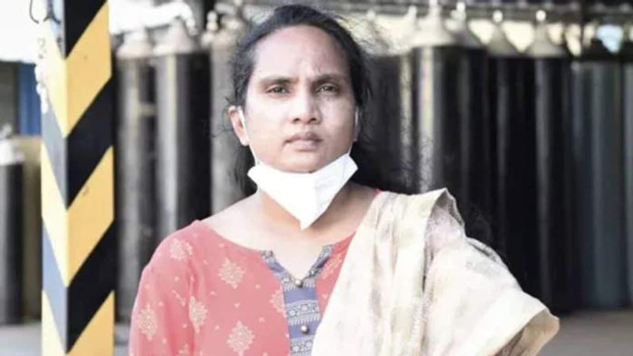 അമ്മയെ കൊവിഡിൽ നഷ്ടമായി, ആശുപത്രിക്ക് പുറത്ത് സൗജന്യ ഓക്സിജൻ ഓട്ടോറിക്ഷയുമായി സീതാ ദേവി അമ്മയെ കൊവിഡിൽ നഷ്ടമായി, ആശുപത്രിക്ക് പുറത്ത് സൗജന്യ ഓക്സിജൻ ഓട്ടോറിക്ഷയുമായി സീതാ ദേവി