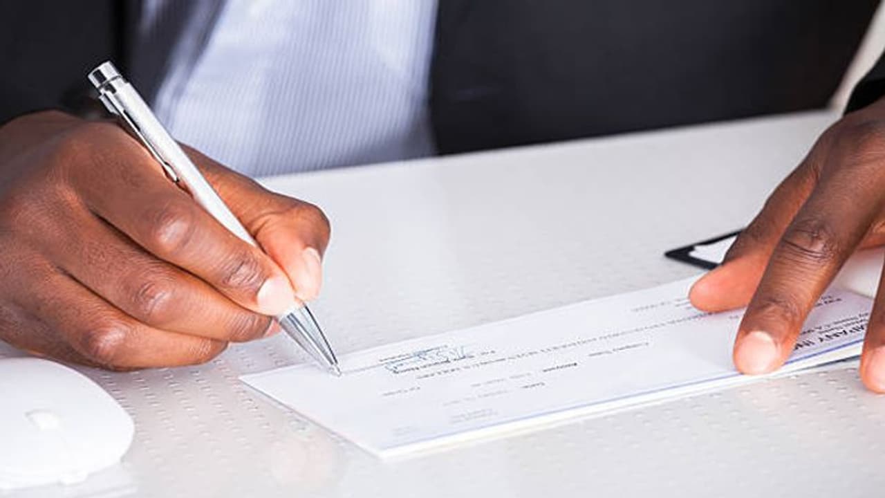 போலி காசோலைகளைக் கொடுத்து வங்கியில் ரூ.5 கோடியை அபேஸ் செய்த இன்ஜினியர்!