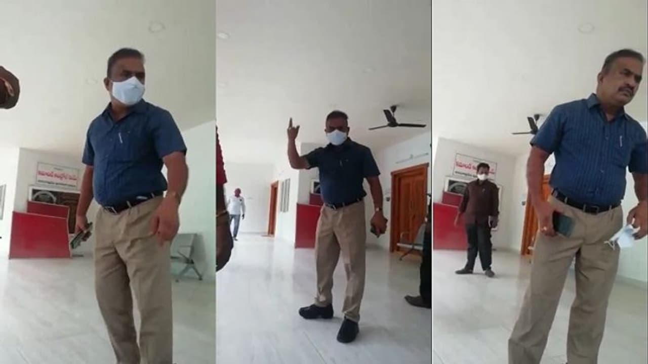 మహిళా వార్డు వాలెంటీరుపై కమీషనర్ చిందులు, బూతులు తిడుతూ...(వీడియో) మహిళా వార్డు వాలెంటీరుపై కమీషనర్ చిందులు, బూతులు తిడుతూ...(వీడియో)