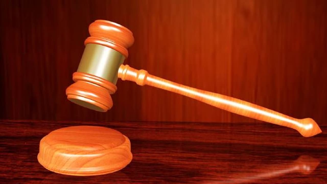 മകന്റെ പോണ് ശേഖരം നശിപ്പിച്ചു കളഞ്ഞു, മകന് 22 ലക്ഷം രൂപ നല്കാൻ ദമ്പതികളോട് ജഡ്ജി മകന്റെ പോണ് ശേഖരം നശിപ്പിച്ചു കളഞ്ഞു, മകന് 22 ലക്ഷം രൂപ നല്കാൻ ദമ്പതികളോട് ജഡ്ജി