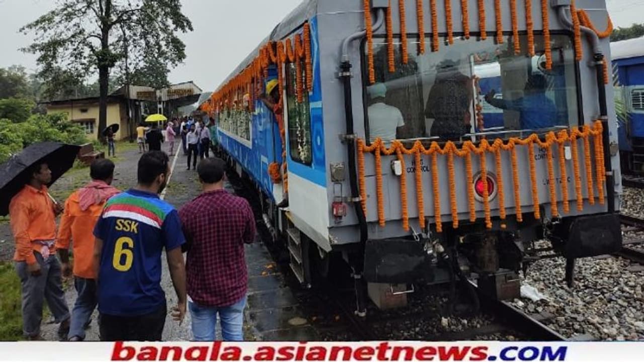 உள்ளாடையுடன் ரயிலில் பயணித்த எம்.எல்.ஏ... பயணிகள் அதிர்ச்சி..! உள்ளாடையுடன் ரயிலில் பயணித்த எம்.எல்.ஏ... பயணிகள் அதிர்ச்சி..!