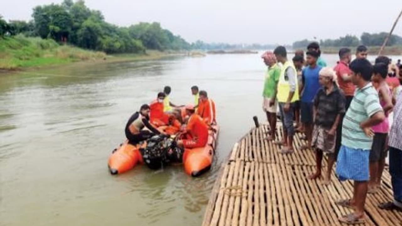জলে ডুবেছে গ্রামের রাস্তা, বন্যা দুর্গতদের পরিষেবা দিতে গঙ্গাবক্ষে দুয়ারে সরকার শিবির