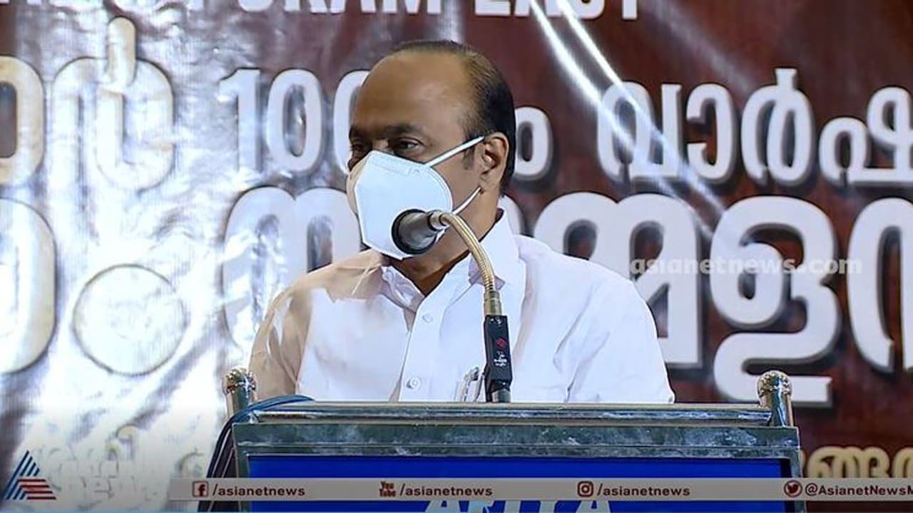 'പൊലീസുകാരെ നിയന്ത്രിക്കുന്നത് സിപിഎമ്മുകാർ, തരൂരിന്റെ നിലപാട് പരിശോധിക്കും': വിഡി സതീശൻ 'പൊലീസുകാരെ നിയന്ത്രിക്കുന്നത് സിപിഎമ്മുകാർ, തരൂരിന്റെ നിലപാട് പരിശോധിക്കും': വിഡി സതീശൻ