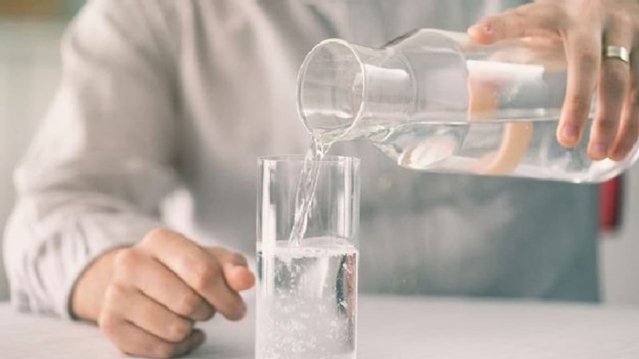 രാവിലെ വെറും വയറ്റിൽ വെള്ളം കുടിച്ചാൽ ലഭിക്കുന്ന ആരോഗ്യഗുണങ്ങൾ എന്തൊക്കെ? രാവിലെ വെറും വയറ്റിൽ വെള്ളം കുടിച്ചാൽ ലഭിക്കുന്ന ആരോഗ്യഗുണങ്ങൾ എന്തൊക്കെ?