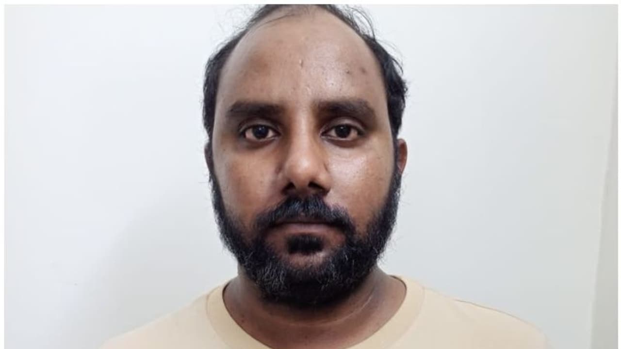 మ్యాట్రిమోనియల్ వెబ్సైట్ ద్వారా వరుడి అవతారమెత్తి మోసాలు.. విలాసాలతో సాఫ్ట్వేర్ ఉద్యోగం ఊస్ట్ మ్యాట్రిమోనియల్ వెబ్సైట్ ద్వారా వరుడి అవతారమెత్తి మోసాలు.. విలాసాలతో సాఫ్ట్వేర్ ఉద్యోగం ఊస్ట్