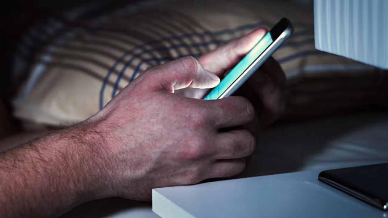 Pornography মোবাইলে 'পর্নোগ্রাফি' দেখতে আসক্ত, এই কুঅভ্যাসই ফেলতে পারে মারাত্মক সমস্যায়