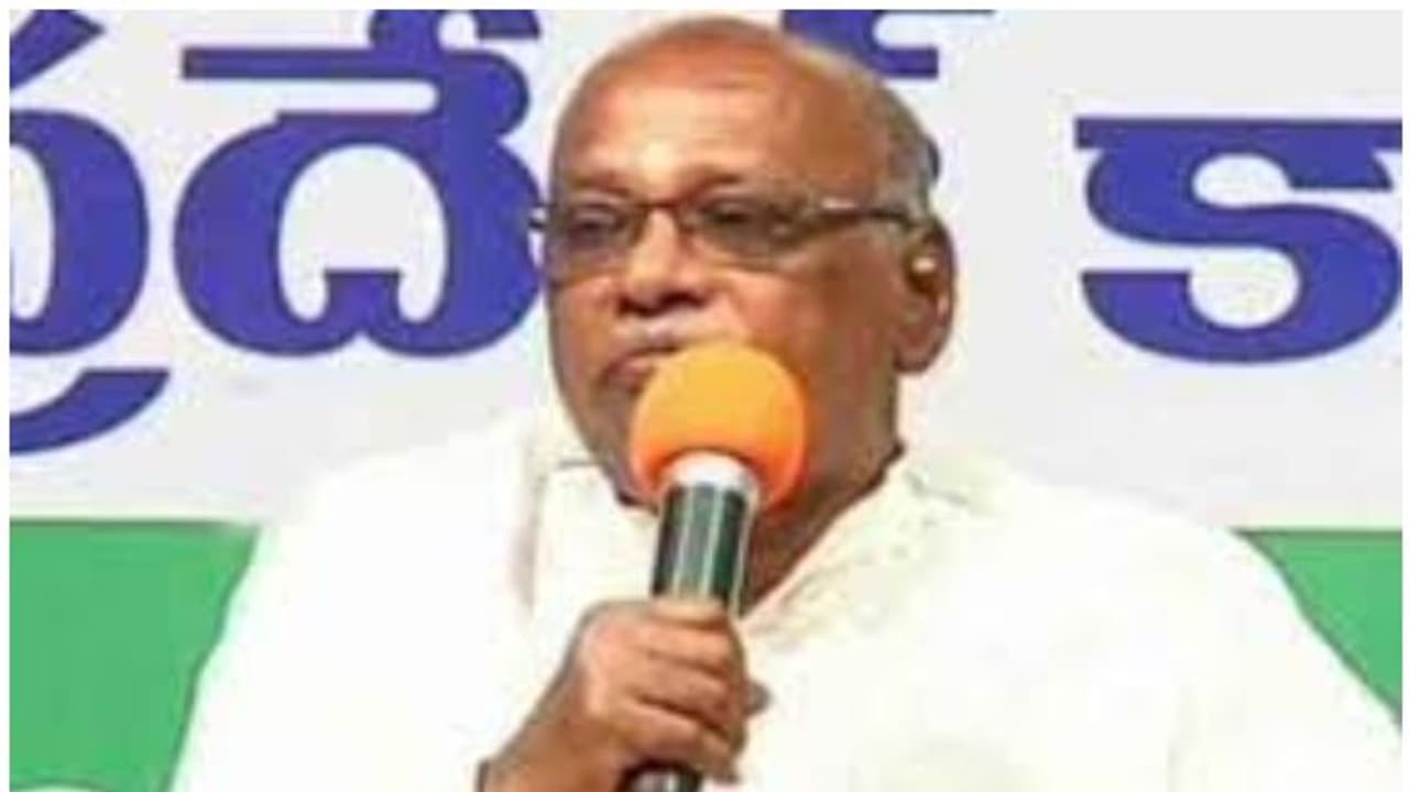 కేసీఆర్కు రాజకీయ జన్మనిచ్చింది కాంగ్రెస్.. కేటీఆర్ క్షమాపణలు చెప్పాలి: కాంగ్రెస్ నేత జీ నిరంజన్ కేసీఆర్కు రాజకీయ జన్మనిచ్చింది కాంగ్రెస్.. కేటీఆర్ క్షమాపణలు చెప్పాలి: కాంగ్రెస్ నేత జీ నిరంజన్