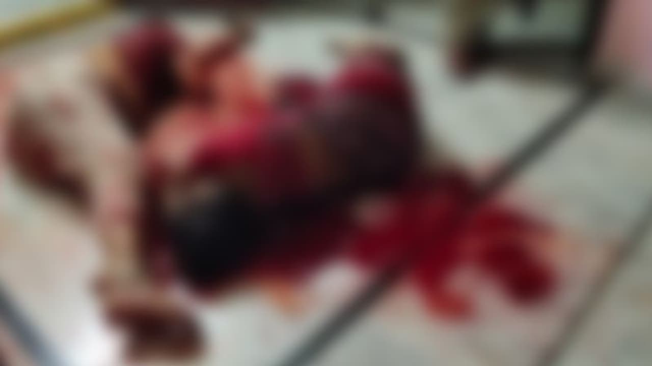 DMK: ஆளுங்கட்சி பிரமுகர் சல்லி சல்லியாய் வெட்டி படுகொலை.. பதற்றம்.. போலீஸ் குவிப்பு..! DMK: ஆளுங்கட்சி பிரமுகர் சல்லி சல்லியாய் வெட்டி படுகொலை.. பதற்றம்.. போலீஸ் குவிப்பு..!