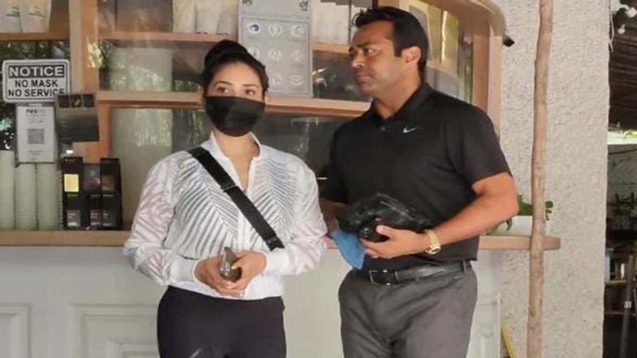 ప్రియుడితో కాఫీ డేట్ లో 'మగధీర' ఐటమ్ బ్యూటీ ప్రియుడితో కాఫీ డేట్ లో 'మగధీర' ఐటమ్ బ్యూటీ