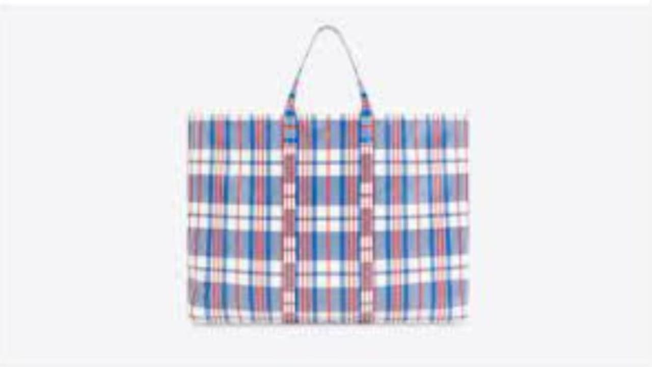 സംഭവം ഷോപ്പിംഗ് ബാഗാണ്; വില 1.5 ലക്ഷം രൂപ!